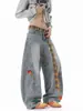 Calça Jeans com Bordado de Cimitarra Estilo Infantil para Homens e Mulheres, Marca Tendência Outono com Cinto Xadrez Calça de Pernas Largas, Calça Hip-Hop High Street