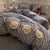 Juego de Ropa de Cama de Cuatro Piezas 100% Algodón Puro con Dibujos Animados Cepillado Otoño/Invierno Sábana de Toalla Engrosada Funda de Edredón Suministros para Dormitorio de Estudiantes