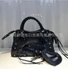 Bolsa de Motocicleta Popular Resistente para Viagem Transfronteiriça Nova Tendência de Alta Qualidade Cool Bolsa Transversal com Rebites e Franjas Bolsa de Mão para Mulheres