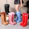 Botas de lluvia para mujer engrosadas, estilo nuevo, resistentes al desgaste, antideslizantes, resistentes al olor, botas impermeables extra altas, botas de lluvia de moda para actividades de playa, botas de trabajo