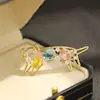 Elegante y Único Broche de Gato con Incrustaciones de Diamantes en Colores Dulces Que Estira su Cuerpo, Lindo y Versátil Pin de Mascota Animal para Mujeres
