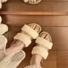 Nuevas sandalias planas versátiles para mujer, de moda 2026, sandalias de moda con una tira de gamuza y hebilla para faldas