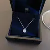 Popular pingente pequeno de cubo de açúcar colar de aço titânio para mulheres, luxo leve, alta qualidade, elegante, corrente de clavícula super brilhante, acessório versátil de nicho