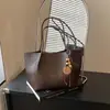 Bolso de mujer retro de gran capacidad 2026 otoño nuevo bolso de hombro tipo tote casual simple para el trabajo y los desplazamientos