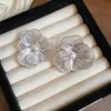 Aretes de Perla y Flor para Mujer Sin Perforaciones, Aretes de Estilo Fresco y Discreto, Lujo Ligero, Sensación de Alta Gama, Accesorios para Orejas de Nicho con Sentido de Diseño