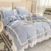 Corazón Femenino Juego de Cuatro Piezas Estilo Princesa Algodón 100% Amigable con la Piel Estilo Crema Funda de Edredón Falda de Cama con Encaje Juego de Tres Piezas para Dormitorio de Estudiante