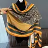 Uma geração de amostras de cabelo lenço estampado de algodão e linho para mulheres outono e inverno lenço macio e amigável à pele xale quente