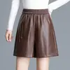 Shorts de couro versátil de perna larga para mulheres, novo estilo outono/inverno 2026, calças de couro retas largas de cintura alta que emagrecem, shorts tipo boot, cor café