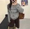 Cárdigan versátil de punto suave y acogedor estilo coreano con botones de cuerno para mujer, chaqueta de punto casual holgada y suave para otoño e invierno