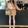 Elegante Conjunto de Camisa y Shorts Estilo Retro Femenino, Verano 2026 Conjunto de Dos Piezas Delgado de Moda de Alta Gama para Mujeres