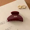 Pinza para el Cabello de Letras Rojas de Alta Gama para Mujer 2025 Nuevo Estilo Retro de Nicho para Recogidos en la Parte Trasera de la Cabeza Pinza de Tiburón Accesorio para el Cabello de Otoño e Invierno