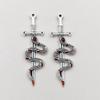 Nueva moda retro gota de aceite rojo serpiente más espada pequeño colgante accesorios diy serpiente espada aleación accesorios de joyería