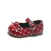 Outono de 2026 Novo Estilo Sapatos Individuais Infantis Retro de Bolinhas Sapatos de Couro Pequenos de Fundo Plano Francês Mocassins Femininos de Corte Baixo Venda por Atacado
