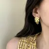 Brincos Tecidos Versáteis de Moda Transfronteiriça de Luxo Leve de Alta Qualidade com Design Único de Nicho e Toque Metálico Elegante para Mulheres