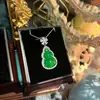 Collar para mujer con colgante bañado en plata con figura de Buda de calcedonia blanco hielo, diseños de hoja y calabaza, ágata y jade de Maitreya