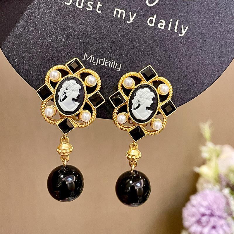 2301032 (1)复古人像女王耳钉女黑色圆形耳环小香风独