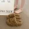 Zapatillas de algodón esponjosas cálidas 2026, estilo nuevo, zapatillas de exterior para mujer, de suela gruesa, modernas, para uso en interiores en otoño e invierno