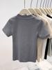 Camiseta de Verano Gris Estilo Europeo con Cuello en V y Manga Corta para Mujer, Nuevo Diseño 2026, Corte Ajustado, Color Sólido, Top con Pinzas en la Cintura en Forma de Espina de Pescado
