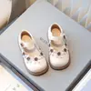 Sapatos de Couro da Moda para Meninas Verão 2025 Novos Sapatos Individuais com Flor de Velcro para Crianças Sapatos Individuais Casuais Versáteis para Crianças