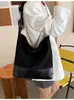 La popular bolsa para mujer de comercio exterior de este año es una bolsa tipo cubo de gran capacidad 2026 nueva de otoño e invierno superventas para llevar al hombro y cruzada