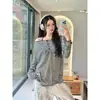 Camiseta Listrada Color Block Versátil de Manga Longa Off-the-Shoulder para Mulheres Top Solto Listras Pretas e Brancas Europeu Americano Sudeste Asiático