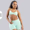 Sujetador deportivo cruzado de nailon mate de alta elasticidad con cuello halter, espalda descubierta fruncida para mujer, sujetadores deportivos al por mayor