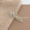 Presilha de Cabelo Camélia com Pérolas Estilo Coreano para Mulheres Meninas Grampo de Cabelo com Strass Temperamento Presilha Lateral Presilha para Franja Acessórios de Cabelo Fofos para Mulheres