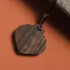 Madera de Agar Natural Incrustada con un Colgante Ruyi de Paz, un Símbolo de Buena Fortuna y Prosperidad, Adorno Colgante Tallado a Mano para Llevar en el Cuello