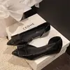 Sapatos Nude Femininos com Fivela Quadrada, Bico Fino Baixo e Salto para Mulheres Baixas, Novo Modelo Primavera/Verão 2026, Sapatos Exquisitos e Elegantes para o Dia a Dia