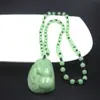 Cadena de suéter de jade sintético Jade verde de jade malayo sintético collar de jade hebilla Ping An accesorios de joyería escénicos muy vendidos ventas directas de fábrica