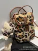 Bolso Pequeño de Lana de Cordero para Mujer 2025 Nuevo Diseño Coreano de Nicho Estampado de Leopardo Bolso para Teléfono Móvil Bolso Cruzado Versátil de Felpa