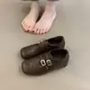 Primer Encuentro con los Nuevos Mocasines Slip-On de la Temporada con Hebilla Retro Tallada Estilo Británico de 4 cm de Altura para Personas Menudas