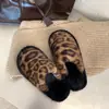 Pantuflas mullidas de moda con estampado de leopardo para mujer, nuevo estilo de invierno 2026, cálidas y cómodas para usar en interiores y exteriores, de suela plana, con diseño de punta cerrada