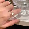 2026 Anillo de Lujo Ligero de Gama Alta para Nicho Estilo Fresco Versátil Ajustable Anillo para Dedo ins Retro Decoración Pesada
