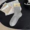 Calcetines de estilo coreano con bloques de color para mujer con etiquetas de tela y rayas, calcetines de media pantorrilla para mujer, calcetines de algodón versátiles ins de otoño, calcetines apilados retro con bloques de color