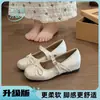 Sapatos Mary Jane femininos prateados com aumento interno de altura, novo estilo de verão 2026, de sola reta, adequados para saias, com uma única tira, sapatilhas de balé francesas