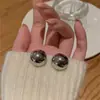 Nuevos aretes de bola simples para mujer, aguja de plata S925, moda, combinan con todo, diseño de nicho, estilo frío, aretes de lujo ligero, venta al por mayor
