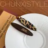 Pasador con Estampado de Leopardo para Mujer, Pinza Lateral de Alta Gama para Flequillo y Cabello Suelto, Nuevo Estilo 2026 Pasador para la Frente, Elegante Accesorio para el Cabello