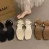 Sandálias pretas elegantes estilo francês Chuyuji Baotou para mulheres com saltos grossos, estilo fada suave, adequadas para viagens e férias, com uma única tira.