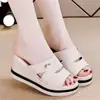 Sandalias de verano para mujer sin cordones que aumentan la altura, antideslizantes, nuevo estilo 2026, inspiradas en Chanel, adecuadas para faldas, sandalias de playa, cuero suave