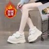 Zapatos peludos de moda 2025 nuevos para invierno para mujeres petite, con forro de felpa, botas de nieve de suela gruesa que aumentan la altura y zapatos de algodón engrosados