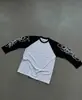Conjunto de otoño ins de color block simple, camiseta unisex de manga larga con cuello redondo y estampado de letras, estilo nicho de corte holgado