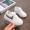 Tênis esportivo para meninas, tênis casual leve para crianças, modelo primavera/verão 2026, sapatos casuais de couro à prova d'água antiderrapantes para meninos, modernos