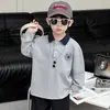 Colección de otoño para niños: camisas tipo polo elegantes y geniales con cuello camisero, nuevos estilos de otoño 2026, ropa urbana moderna y llamativa para niños, perfectas como capa base