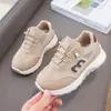 Tênis de couro para meninos, novo modelo outono 2026, com sola macia, antiderrapante, leve, sapatos casuais estilosos para meninas