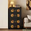 El mueble Carmen es una cómoda particularmente hermosa para la sala de estar, colocada contra la pared, con un núcleo de madera maciza, en estilo vintage, con cajones, y puede usarse como un pequeño mueble auxiliar junto al mueble de TV.