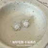Fresco y elegante~ Pendientes de botón de flor hueca plateada para mujer, diseño delicado y compacto, pendientes versátiles para el uso diario