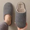 Novas Pantufas de Tricô Listradas de Algodão para Homens e Mulheres, Outono/Inverno Casa Interior Antiderrapantes Quentes Simples Pelúcia Solado Macio Bico Fechado