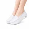 Zapatos de enfermera cómodos de piel de vaca personalizados de fábrica, zapatos de trabajo para hospital, zapatos planos casuales transpirables antideslizantes de suela blanda para mujer