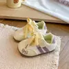 Zapatillas de moda para niñas 2026 otoño e invierno nuevo estilo lazos infantiles versátiles zapatos casuales suela blanda suave zapatillas de entrenamiento alemanas elegantes
